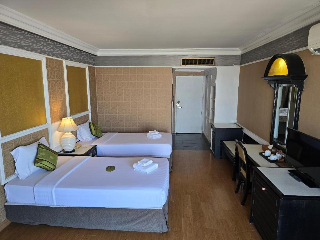 First Pacific Cirrus Hotel Pattaja Kültér fotó
