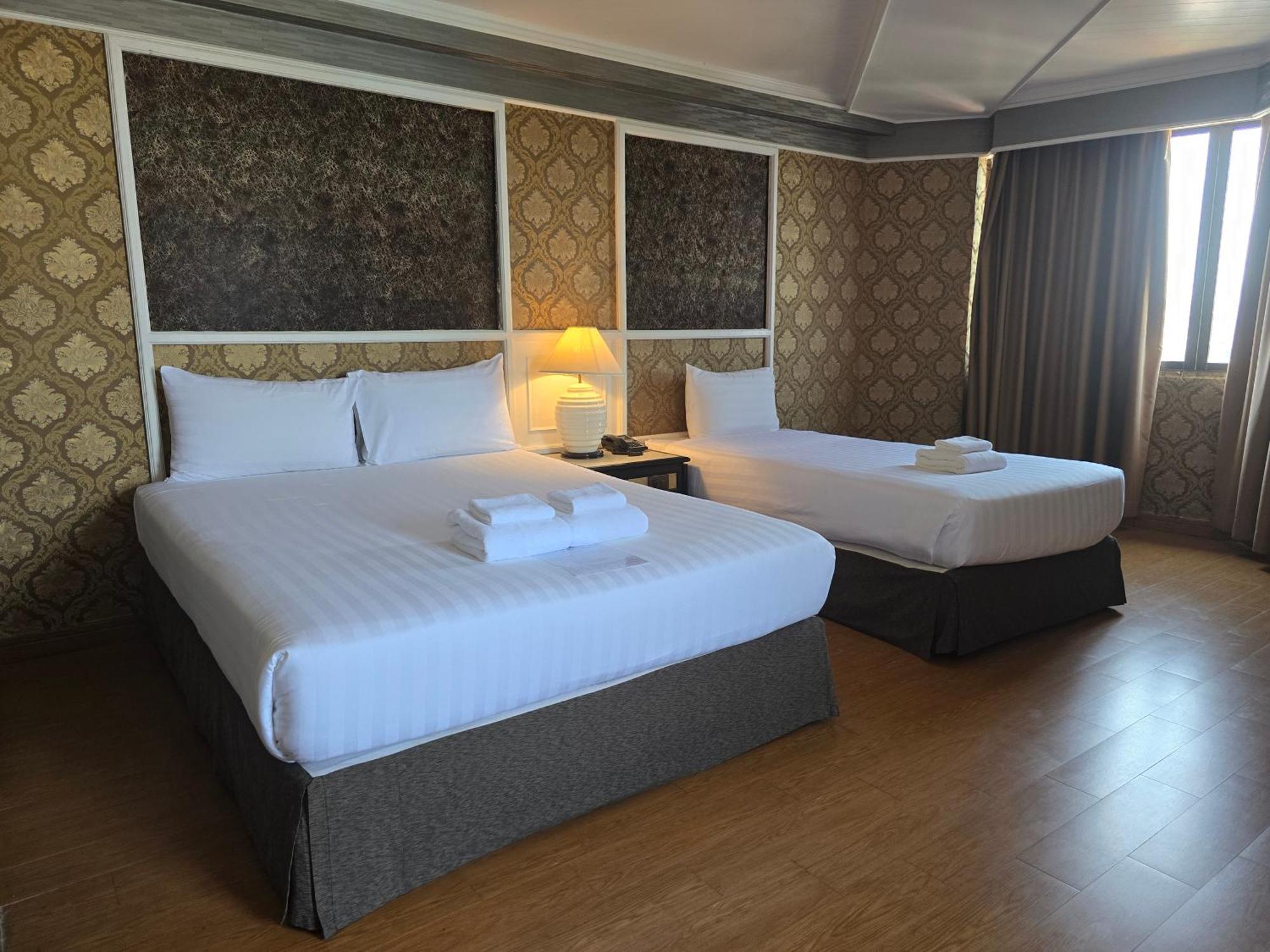 First Pacific Cirrus Hotel Pattaja Kültér fotó