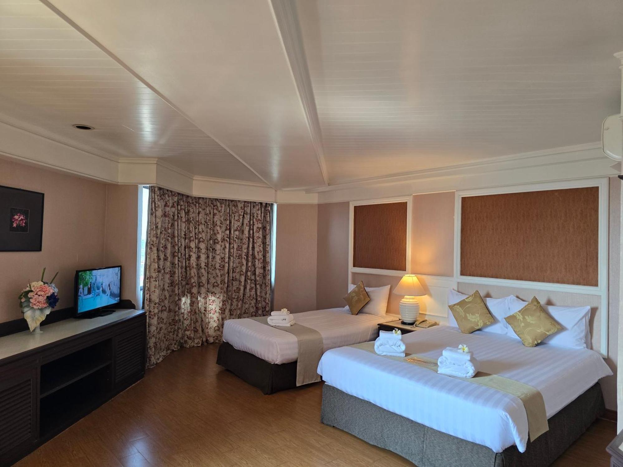 First Pacific Cirrus Hotel Pattaja Kültér fotó