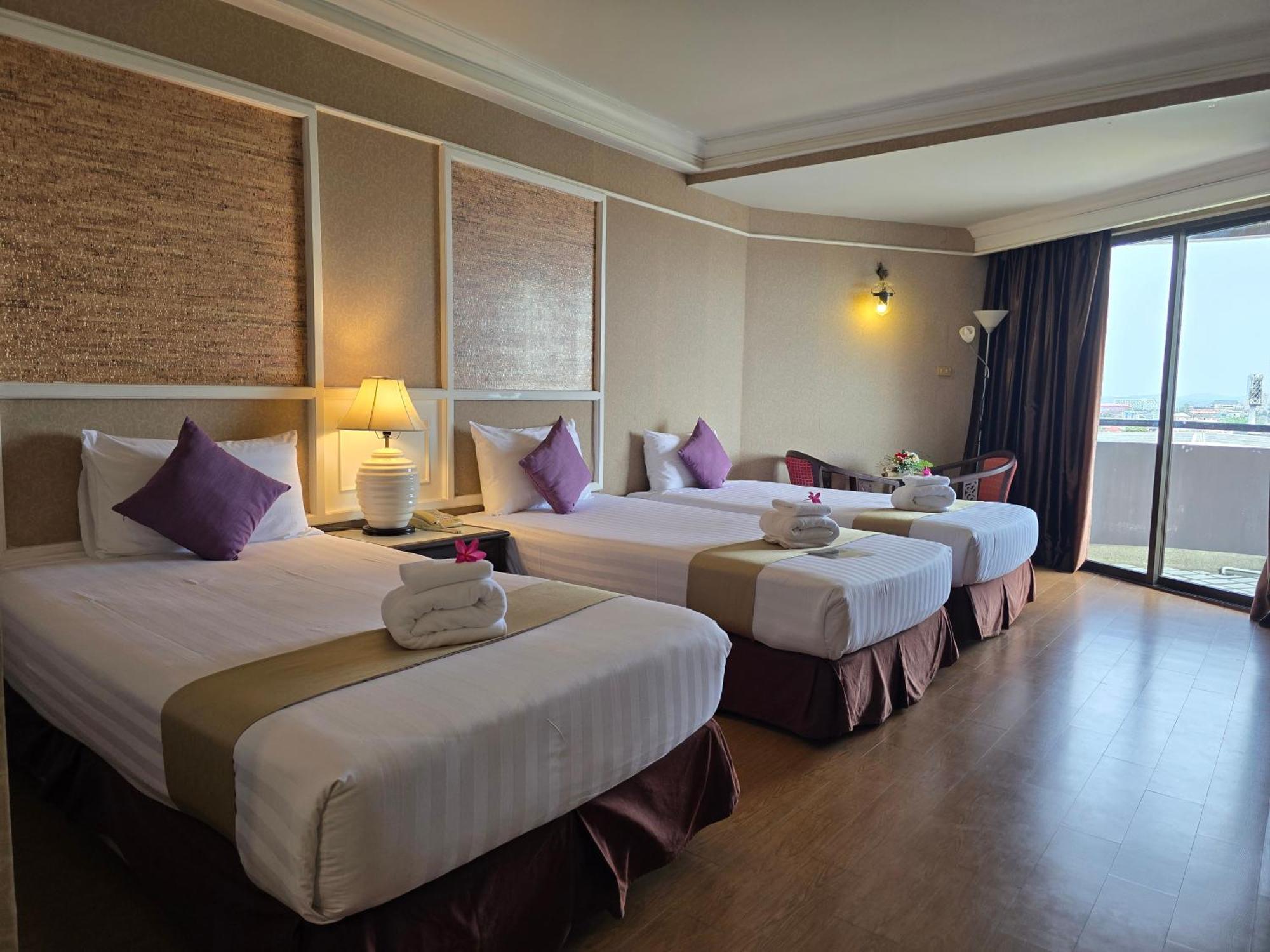 First Pacific Cirrus Hotel Pattaja Kültér fotó