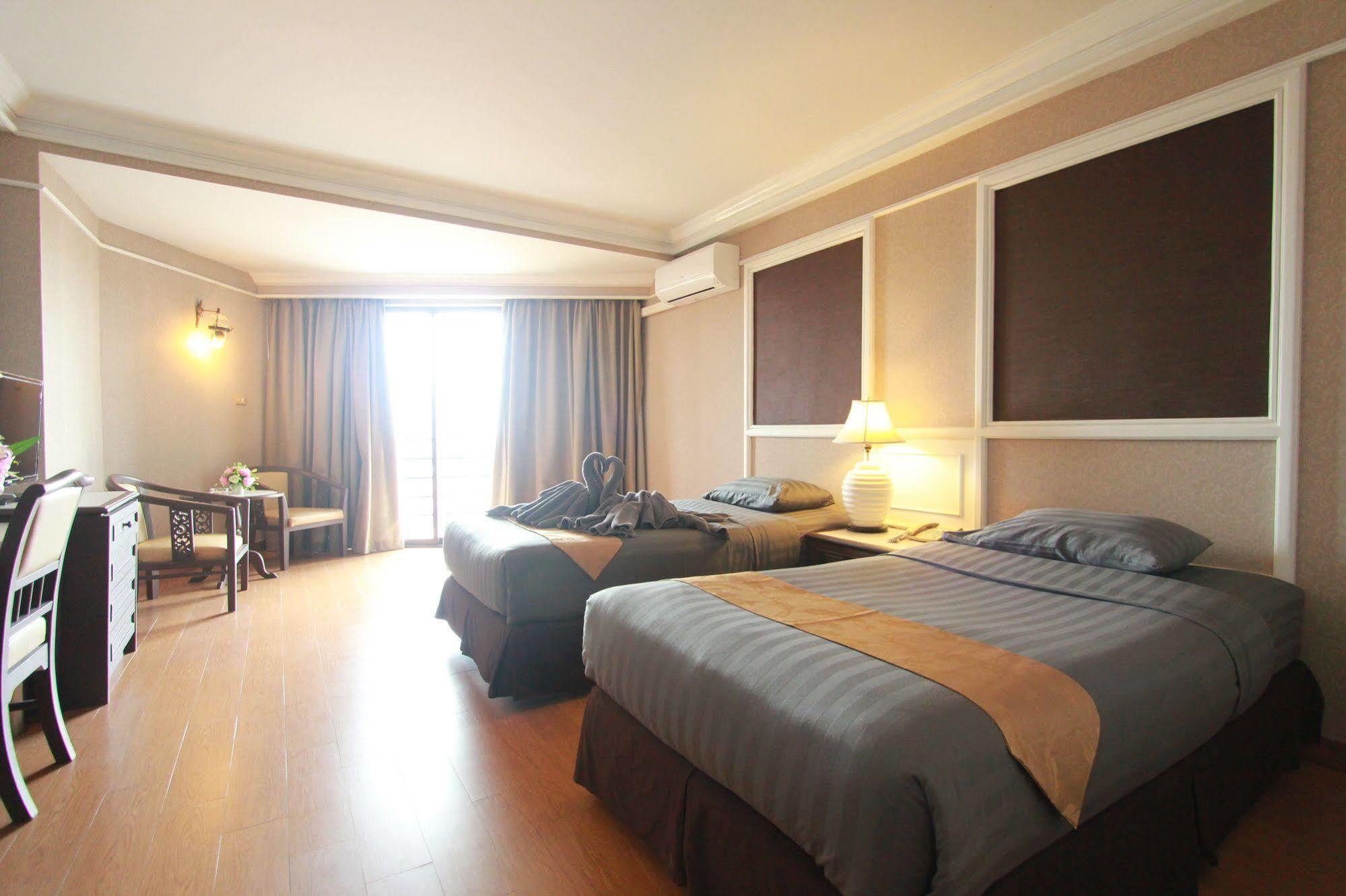 First Pacific Cirrus Hotel Pattaja Kültér fotó